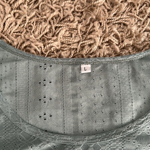 Women’s Amazon Green Short Ruffled Sleeve Lace Design Top Size large - Picture 2 of 3